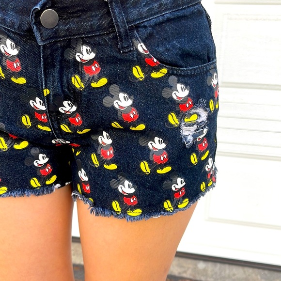Disney’s Mickey Mouse Womens Medium Cut Off Ripped Denim Jean Shorts Siz… - Picture 5 of 5